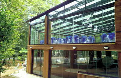 Materiał budowlany, jakim jest szkło hartowane podkreśla walory estetyczne
i architektoniczne każdego pomieszczenia. 