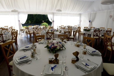 Producent namiotów cateringowych oferuje wysokiej jakości obiekty, które mogą być wykorzystane do zorganizowania uroczystości ślubnych. 