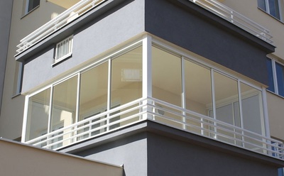 The fully retractable Porolet balcony glass and terrace glass systems transforms your unused balcony or terrace into a solarium where the changing seasons can truly be enjoyed, imagine the possibilities for extending the entertainment season.