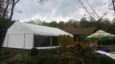 Do organizacji eventów o charakterze koktajlowym polecamy ekskluzywne namioty POROLET, z podwyższanym dachem.
