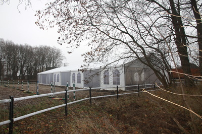 Nasze hale namiotowe można zestawić w nieograniczoną przestrzeń, w różnych konfiguracjach, wyznaczonych jedynie powierzchnią terenu i jego nachyleniem.