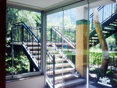 Balustrady i schody szklane łączą estetykę, nowoczesność i bezpieczeństwo. Mogą być z elementami ze stali nierdzewnej, z pochwytami drewnianymi, aluminiowymi lub stalowymi.