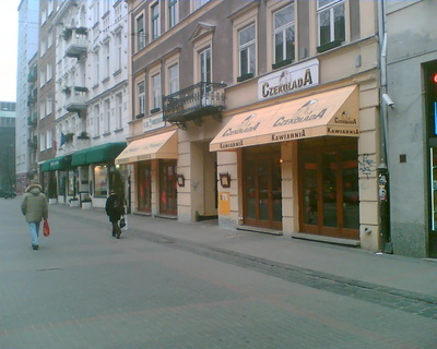 Markizy mogą być jednocześnie ozdobą, elementem zaciemniającym jak też nośnikiem reklam. Gdańsk