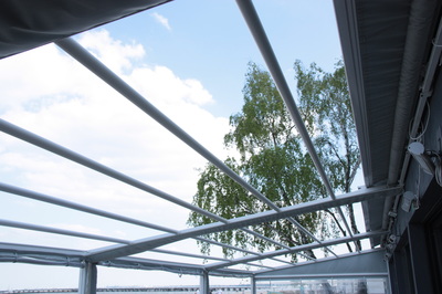 Najczęstszym zastosowaniem systemów zabudowy
ramowej oraz bezramowej są balkony
i tarasy, jednak system idealnie sprawdza się także
do szaf wnękowych, drzwi wewnętrznych czy
szklanych ścian w restauracjach, salach itp.