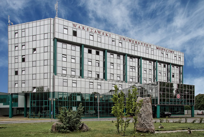 Firma Porolet sukcesywnie realizuje dostawy i montaż rolet i żaluzji w nowym budynku Uniwersytetu Warszawskiego