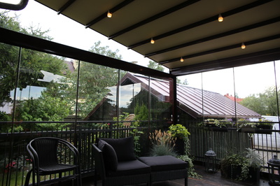 Pokrycia na teras -- tworzenie cienia na otwartym patio pozwala cieszyć się letnią pogodą. Pergola tarasowa.
