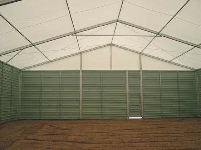 To właśnie konstrukcja na jakiej opiera się poszycie hali namiotowej odpowiedzialna jest w dużej mierze za jej wytrzymałość i stabilność podczas wiatrów o dużym nasileniu lub opadów śniegu czy deszczu. 
