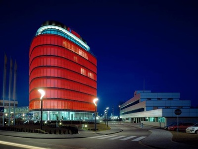 Budynek biurowy Lotos w Gdańsku. Widok od strony południowo-zachodniej z różnymi wariantami podświetlenia elewacji.