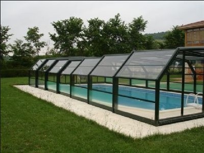 Większość modeli basenów mogą być wyposażone w zintegrowaną z niecką basenu niszę na zadaszenie POROLET.