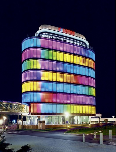 Dzięki elektronicznemu sterowaniu budynek może przybierać rozmaite barwy, np. fioletową czy niebieską. 