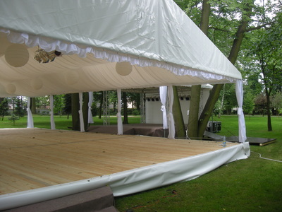 Wraz z usługą wynajmu namiotów jest możliwość wynajmu podłogi do namiotu. 