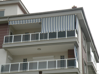 Markizy balkonowe – Bardzo wygodna osłona przed słońcem i ciekawymi oczami sąsiadów w blokach.