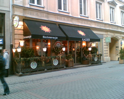 Markizy mogą być jednocześnie ozdobą, elementem zaciemniającym czy też nośnikiem reklam. Gdańsk