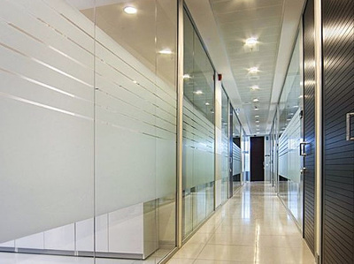 Drzwi wewnętrzne szklane umożliwiają także rozjaśnienie przestrzeni oraz jej otwarcie, co sprzyja utrzymaniu komfortowych warunków pracy.