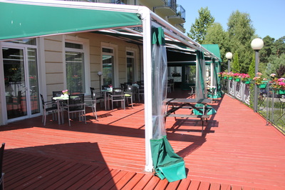 The retractable roof systems we offer are designed to deal with the diverse our weather, and can be used to their full potential when coupled with elements to protect the sides of your space and when used with heating and lighting accessories.