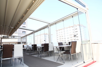 Do you want to discover the advantages of our pergolas for commercial spaces? Contact us now!