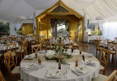 Zastosowanie lekkich, a jednocześnie wytrzymałych, materiałów, powoduje, że namioty cateringowe można używać podczas wielu imprez.
